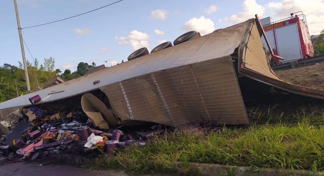 Caminhão tombou no canteiro central na descida do viaduto do Hospital Miguel Arraes, sentido Abreu e Lima
