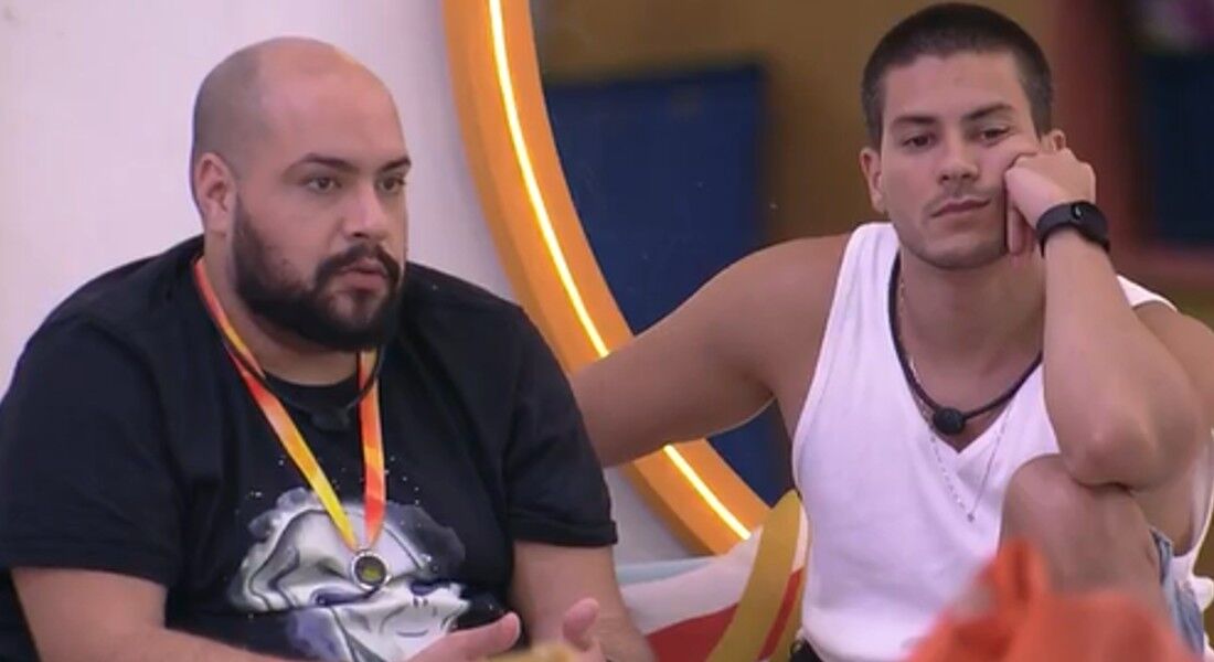 Tiago e Arthur conversam na casa