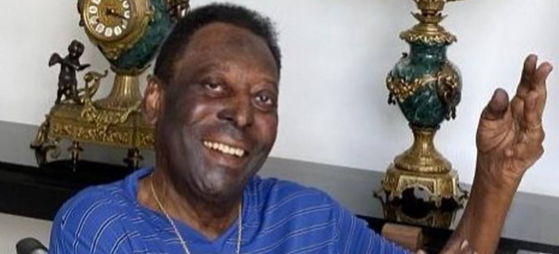 Pelé posa para foto na sua casa