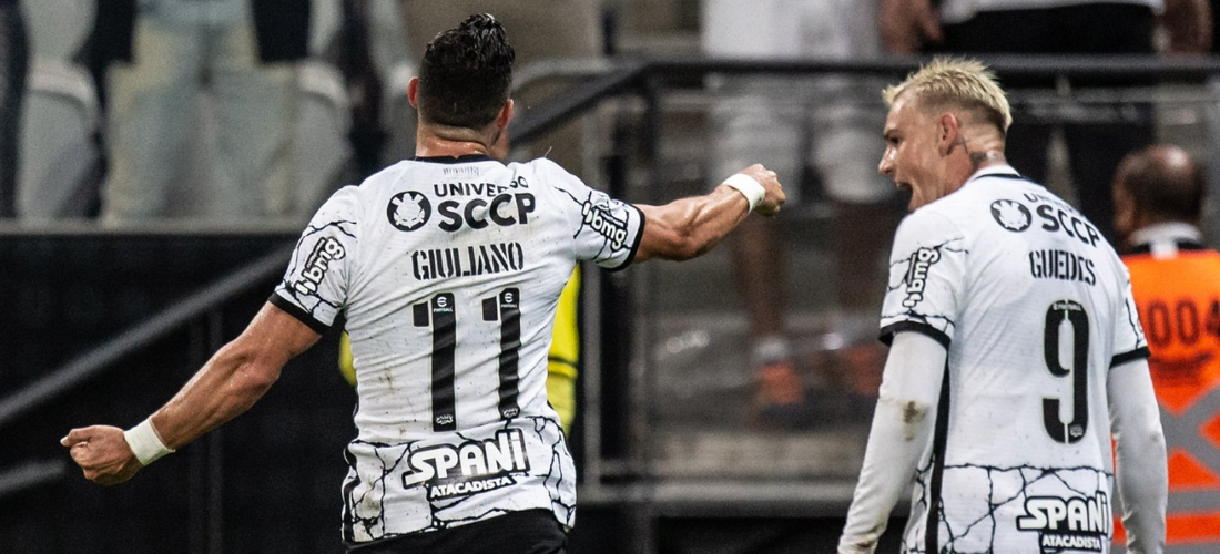 Giuliano e Róger Guedes comemorando um gol