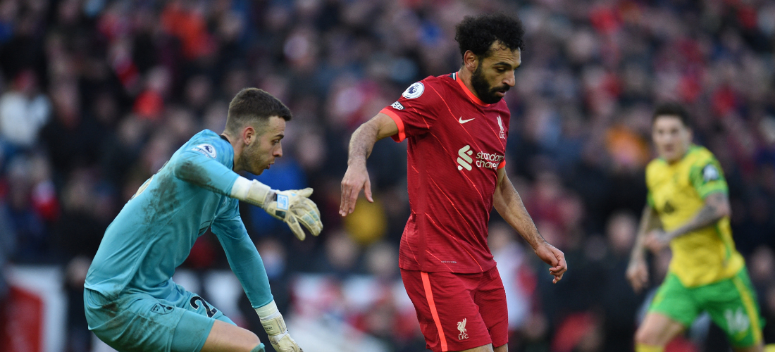 Salah driblando o goleiro 