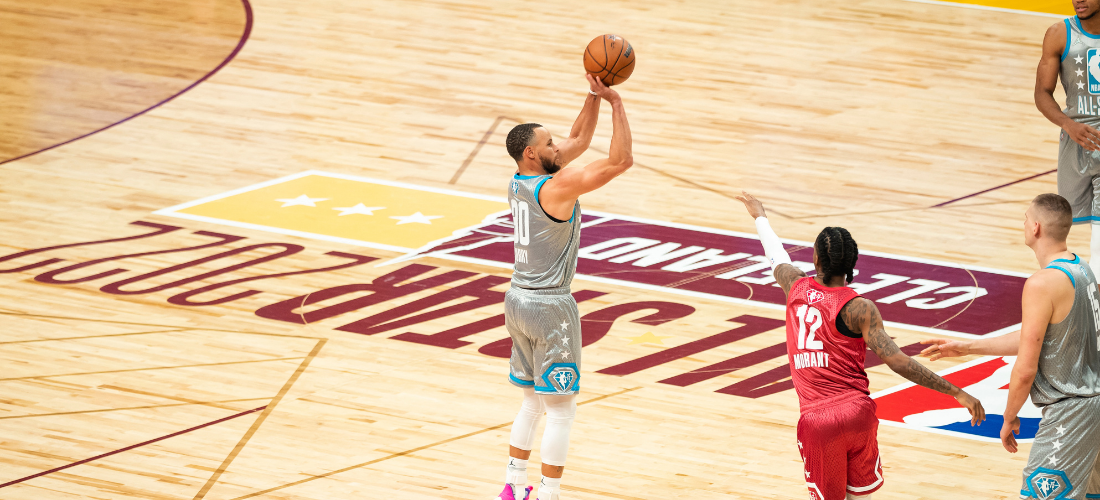 Curry em arremesso de três pontos