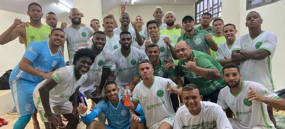 Jogadores do Tocantinópolis comemorando vitória no vestiário