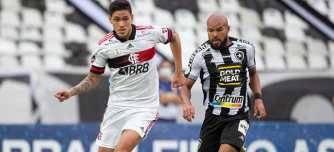 Pedro e Zé Welison disputando a bola no clássico