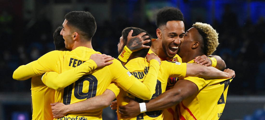 Jogadores do Barcelona comemorando gol contra o Napoli