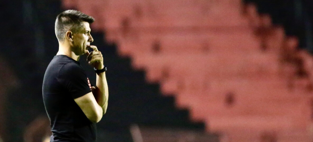 Técnico Gustavo Florentín durante derrota do Sport para o Botafogo-PB