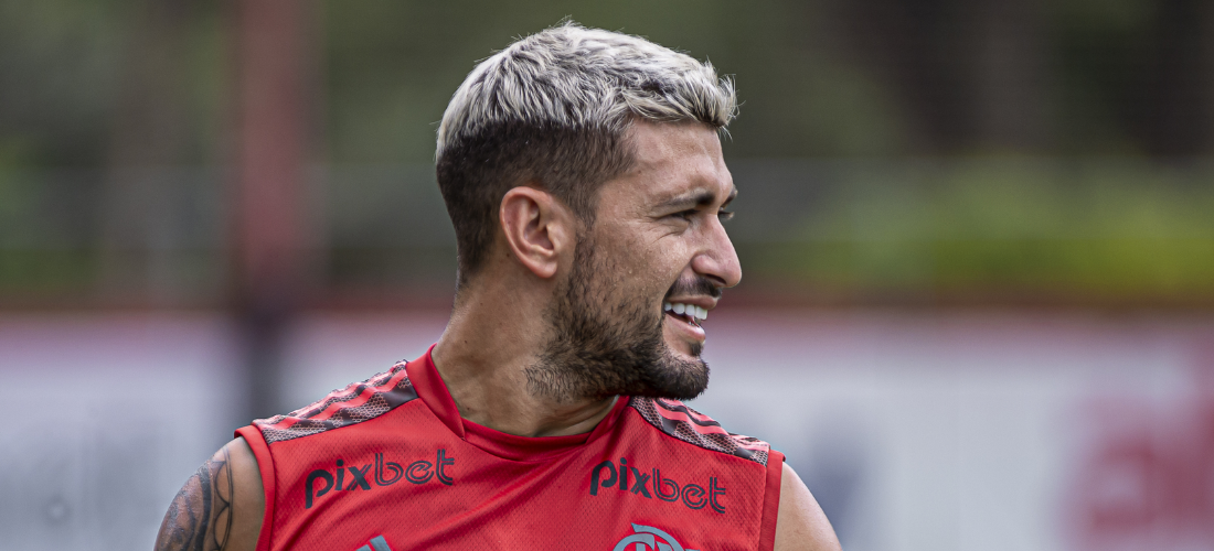 Arrascaeta durante treino do Flamengo