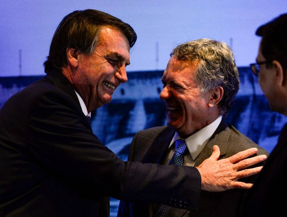 Jair Bolsonaro cumprimentando o novo diretor-geral brasileiro da Itaipu Binacional, almirante Anatalício Risden Junior