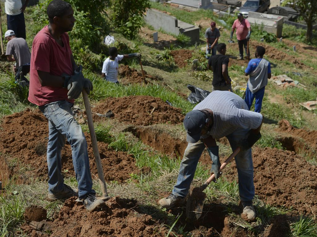 Cemitério Municipal de Petrópolis abre novas covas para enterro das vítimas das chuvas