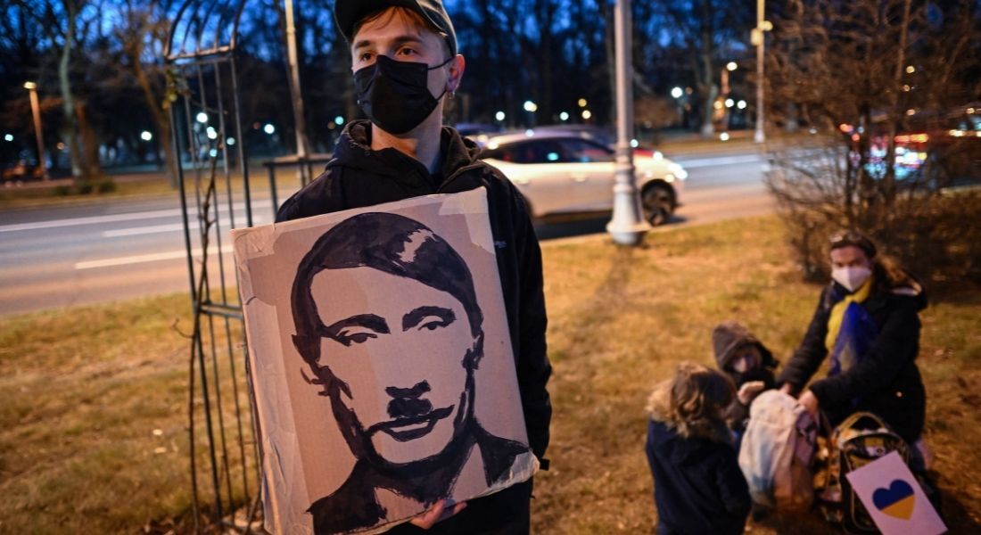 Manifestantes também associam Putin a imagem de Hitler em protesto na Romênia 