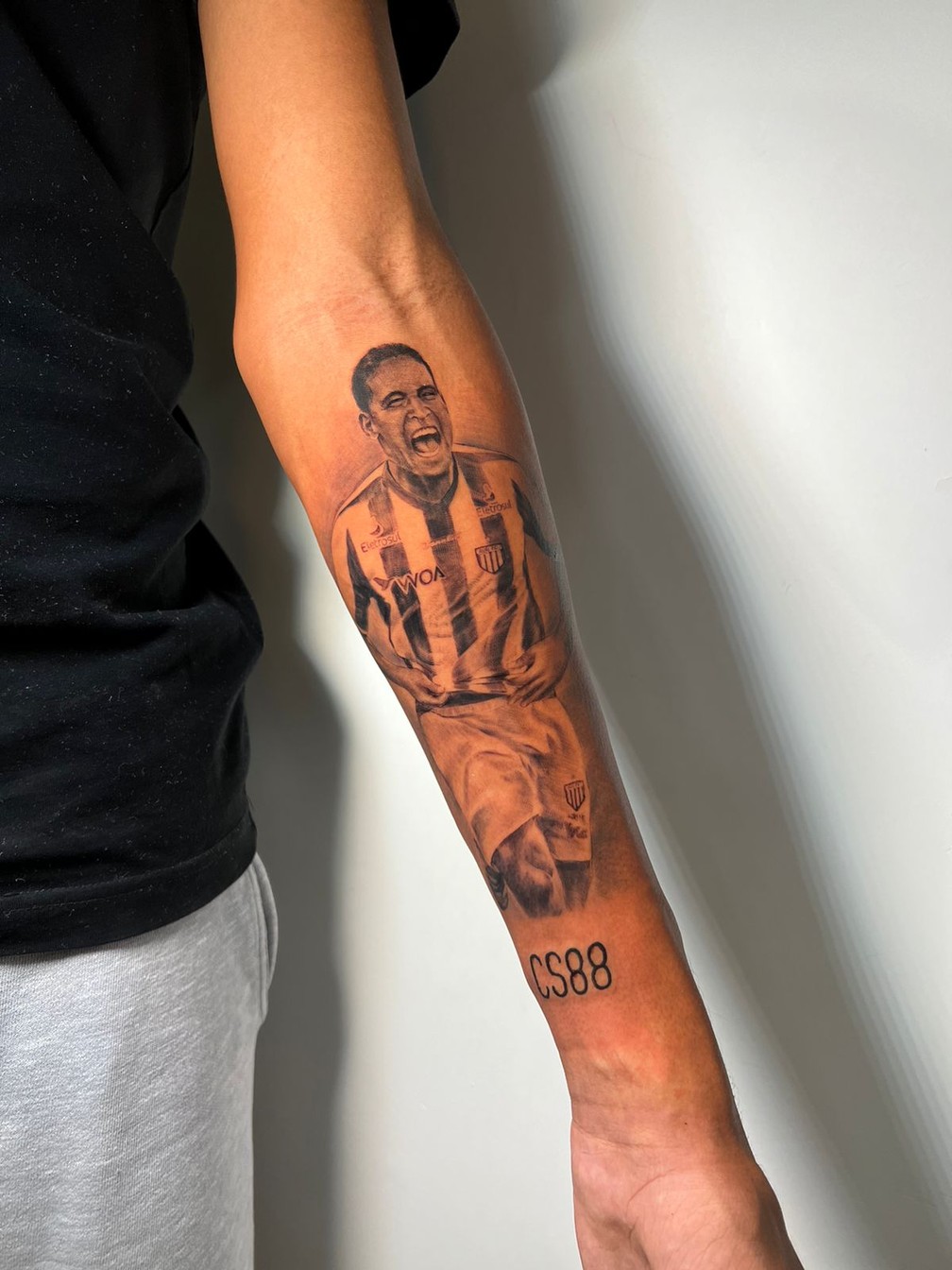 Tatuagem de Aroldo, em homenagem a Cléber Santana