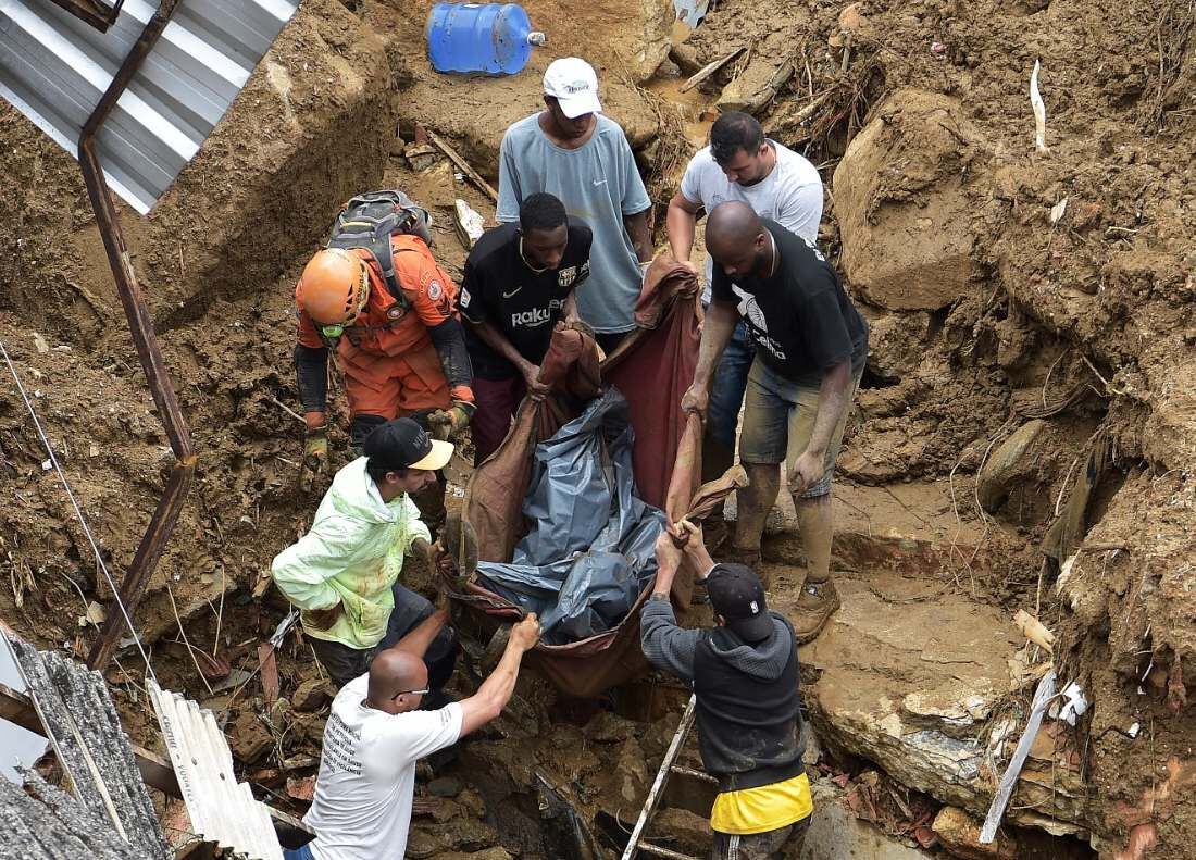 Bombeiros, moradores e voluntários em busca de vítimas em Petrópolis após temporal