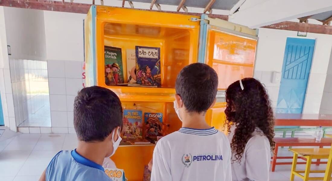 Alunos conhecendo o projeto 'Geladeira Literária''