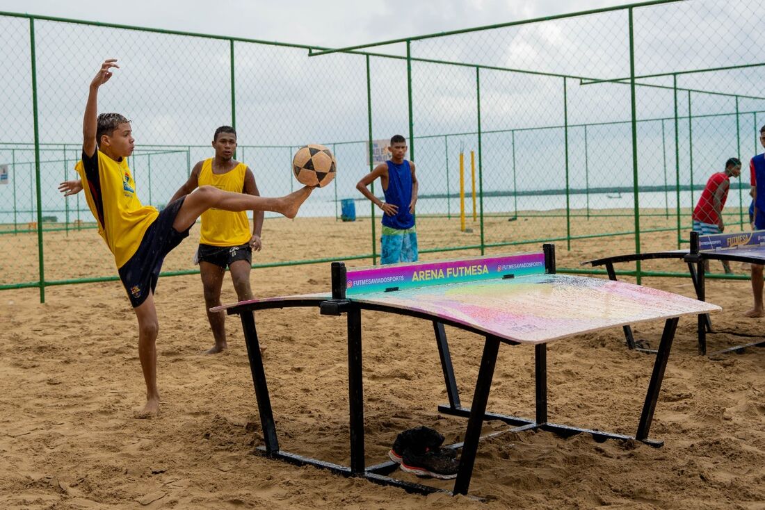 Pessoas jogando basquete em quadra poliesportiva pública na orla 1