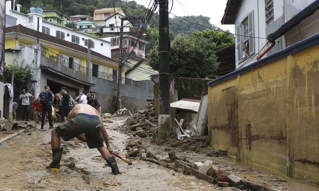 Lama nas ruas de Petrópolis, no Rio de Janeiro