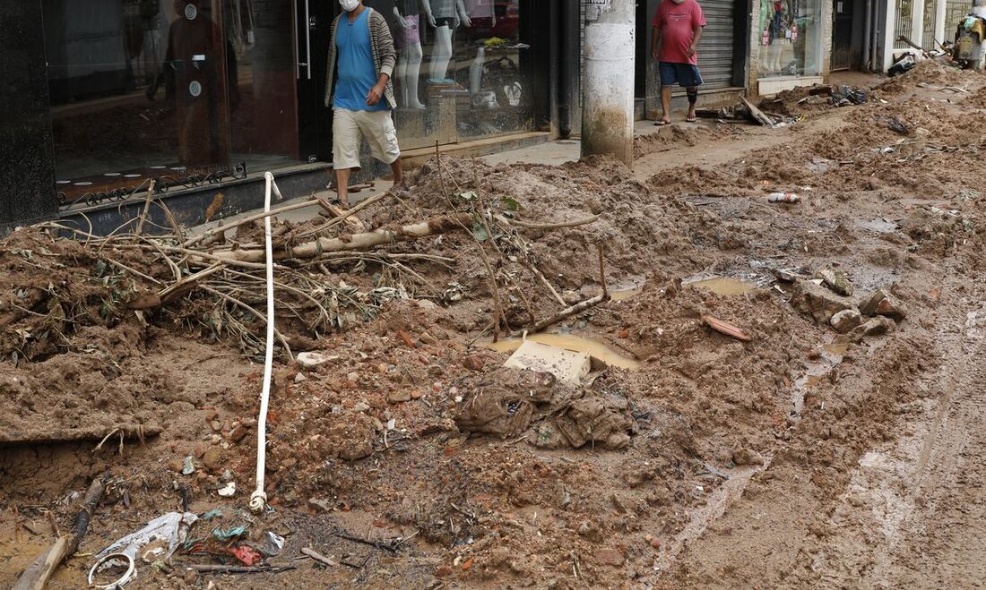 Já são 183 os mortos confirmados desde o temporal que atingiu Petrópolis (RJ) na terça-feira (15)