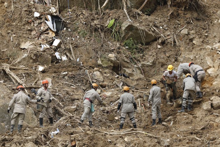 Equipes de resgate trabalham na busca por vítimas do deslizamento de terra no Morro da Oficina, em Petrópolis