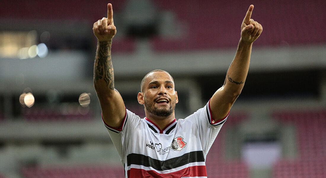 Rafael Furtado, atacante do Santa Cruz , na Arena de Pernambuco 