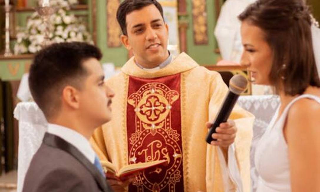 Padre Alan Rodrigues celebrou o casamento de Sara Walsh e Bernardo Albuquerque, e um ano depois realizou velório e sepultamento do casal