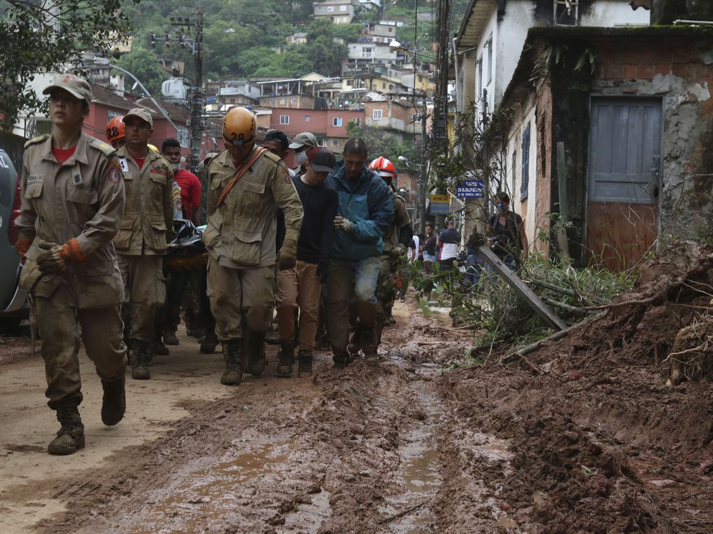 Bombeiros trabalham no Morro da Oficina, após a chuva que castigou Petrópolis