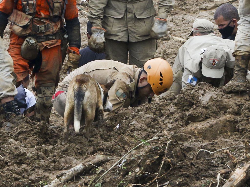 Bombeiros, moradores e voluntários trabalham no local do deslizamento no Morro da Oficina, após a chuva que castigou Petrópolis