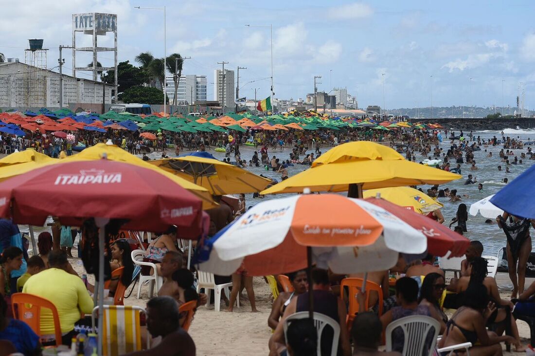 Movimentação no domingo que seria de Carnaval, na praia do Pina e Buraco da Velha