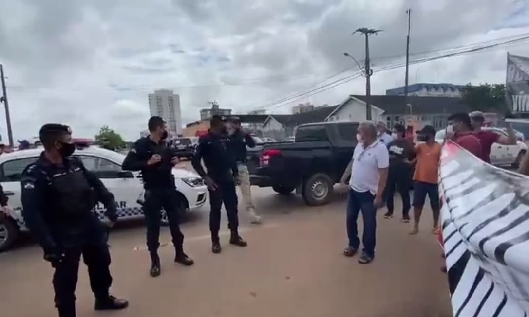 Momento que a polícia Rodoviária Federal pede para que membros da Frente Brasil Popular abaixassem seus cartazes contra o político brasileiro.