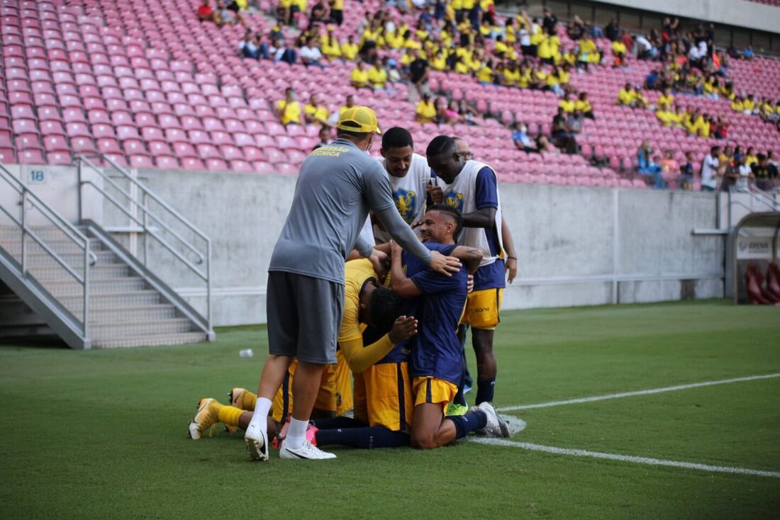 Jogadores do Retrô comemoram um dos gols da goleada sobre o Sete