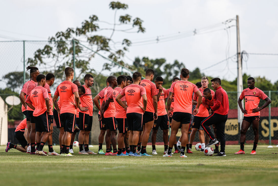 Elenco do Sport durante trabalho no CT