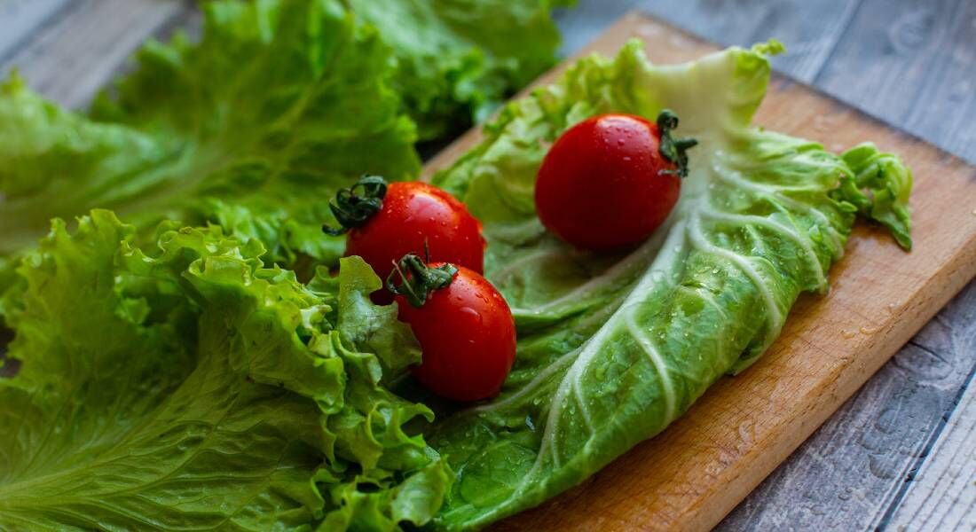 Tomate e alimentos folhosos como um todo são ricos em vitamina K