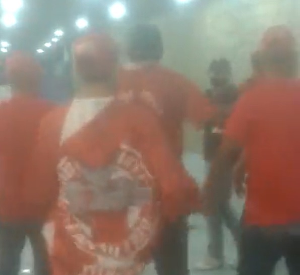 Torcida protesta no aeroporto