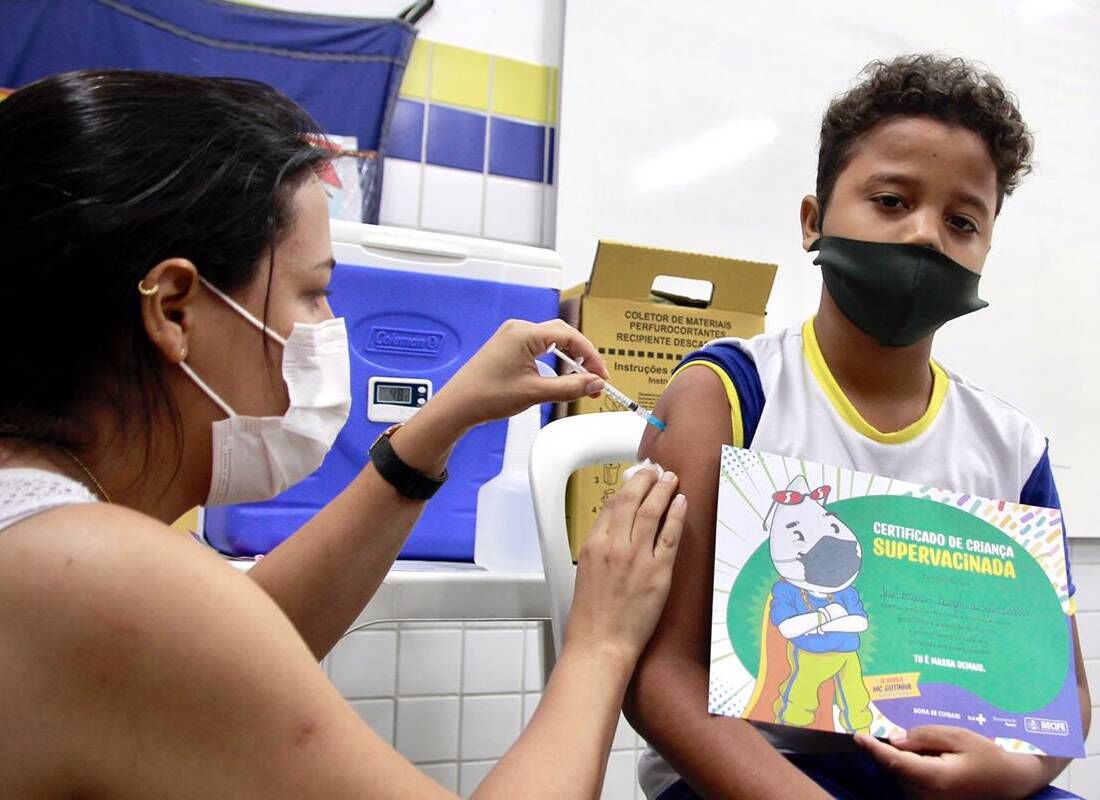 Vacina de aluno contra covid-19 em escola da rede municipal do Recife