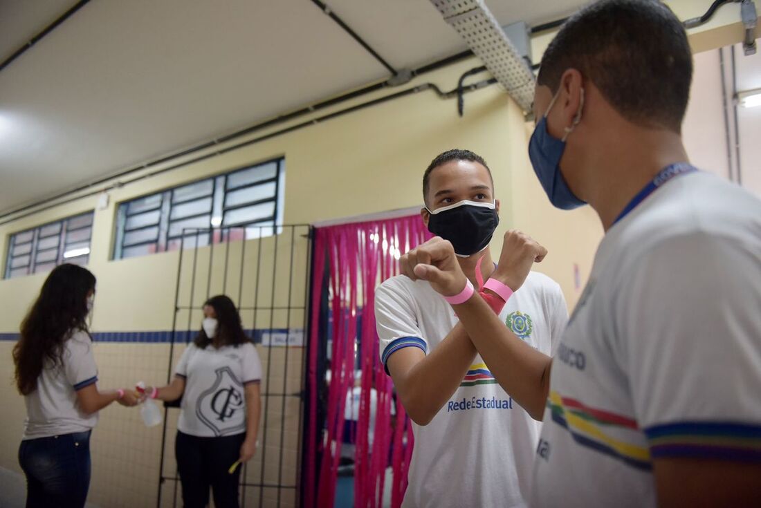 Volta das aulas da rede pública de ensino estadual. Ginásio Pernambucano