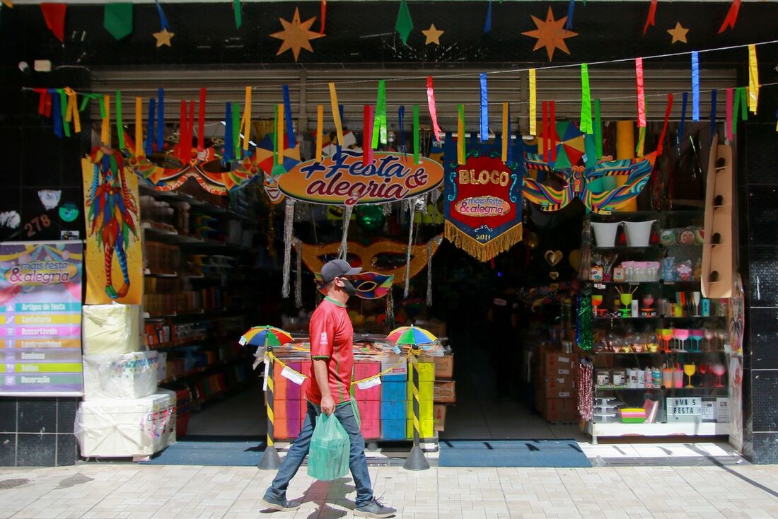 Lojas de artigos carnavalescos com pouca movimentação no Centro do Recife 