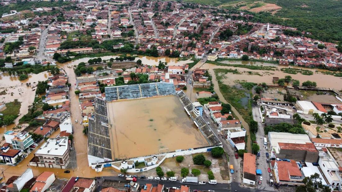 Imagens aéreas mostram gramado do estádio completamente alagado