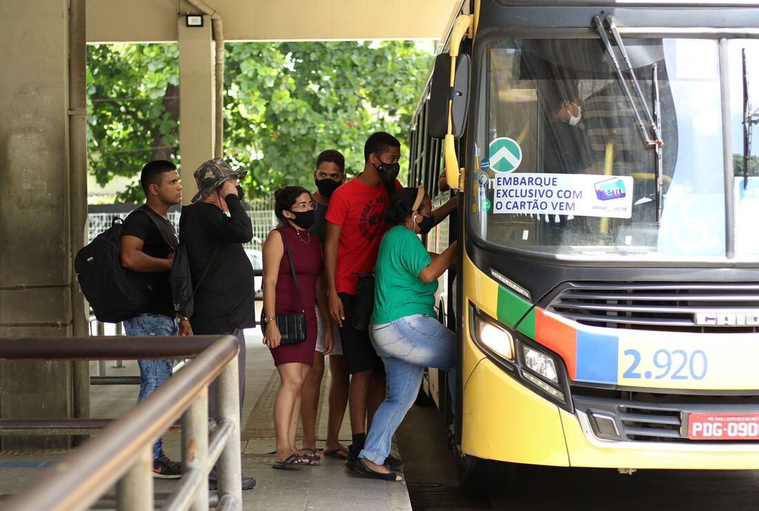 Primeiro dia do aumento das passagens de ônibus na Região Metropolitana. Na foto, embarque de passageiros no Terminal Integrado da Caxangá