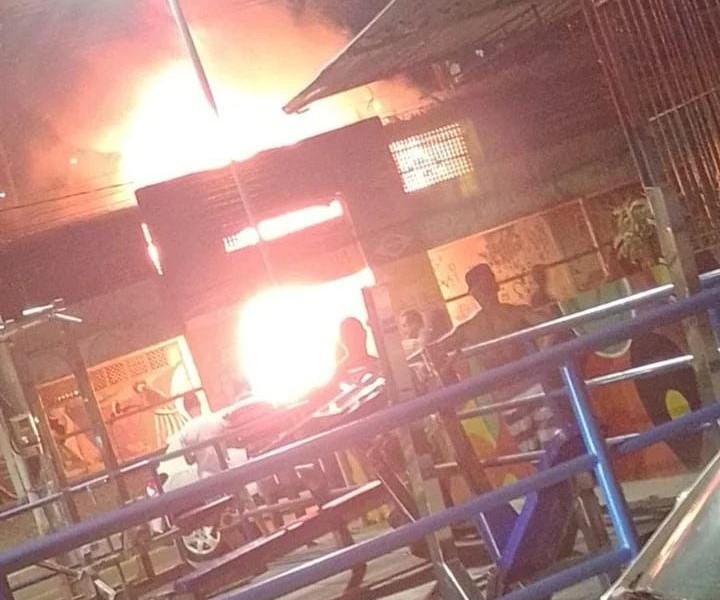 Incêndio atinge galpão na Avenida Norte do Recife