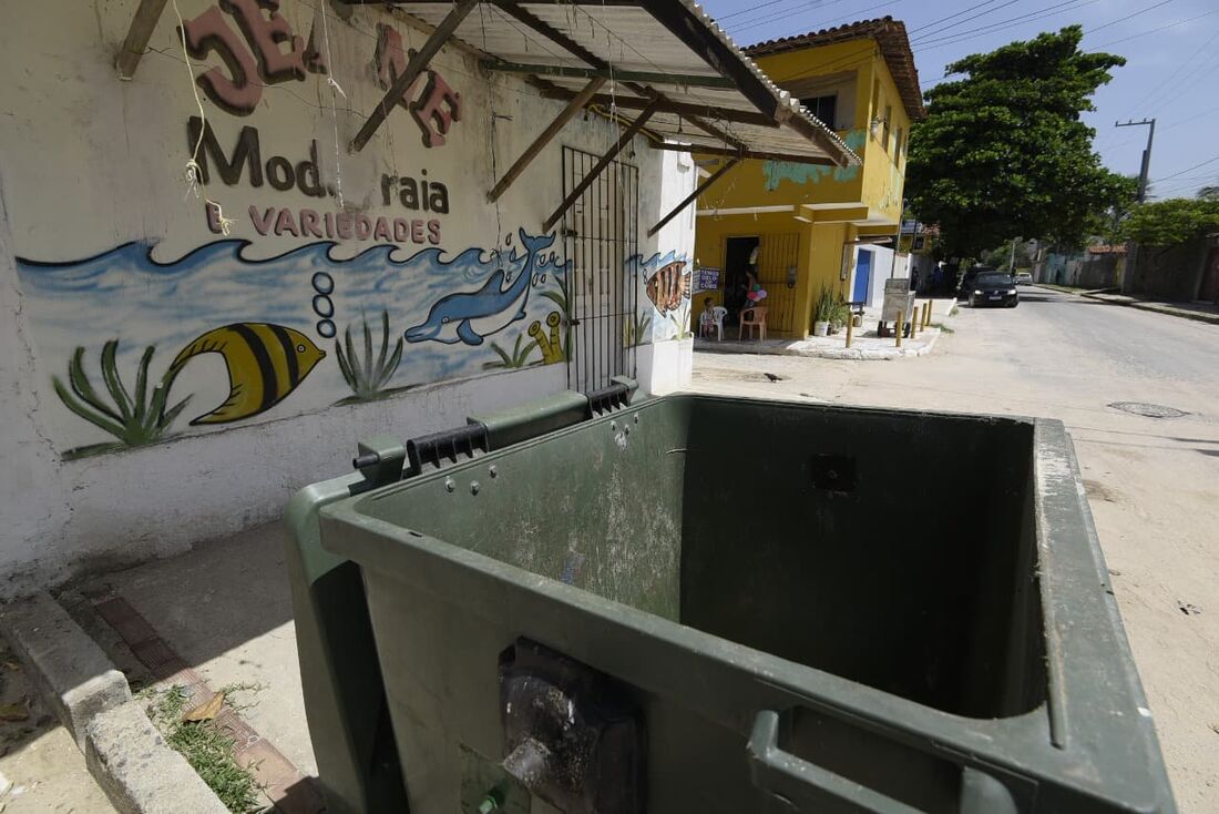 Local com caçamba de lixo onde a criança foi encontrada.