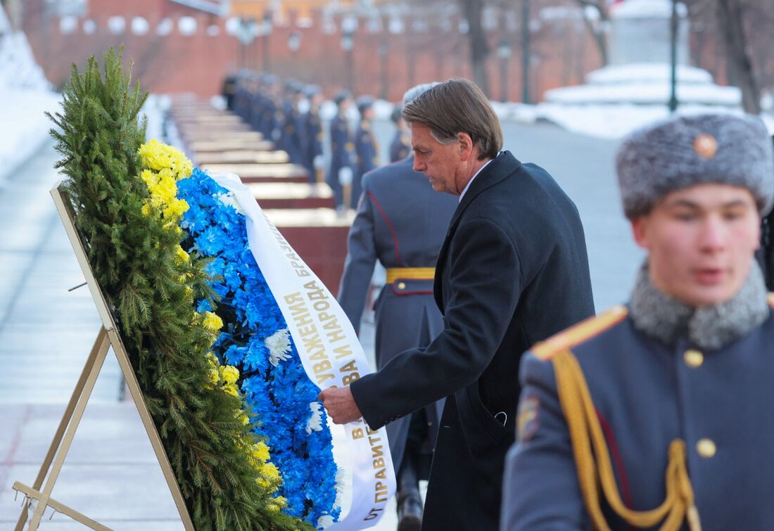 Bolsonaro participa de uma cerimônia de colocação de coroa de flores no Túmulo do Soldado Desconhecido, perto do Muro do Kremlin, em Moscou, Rússia