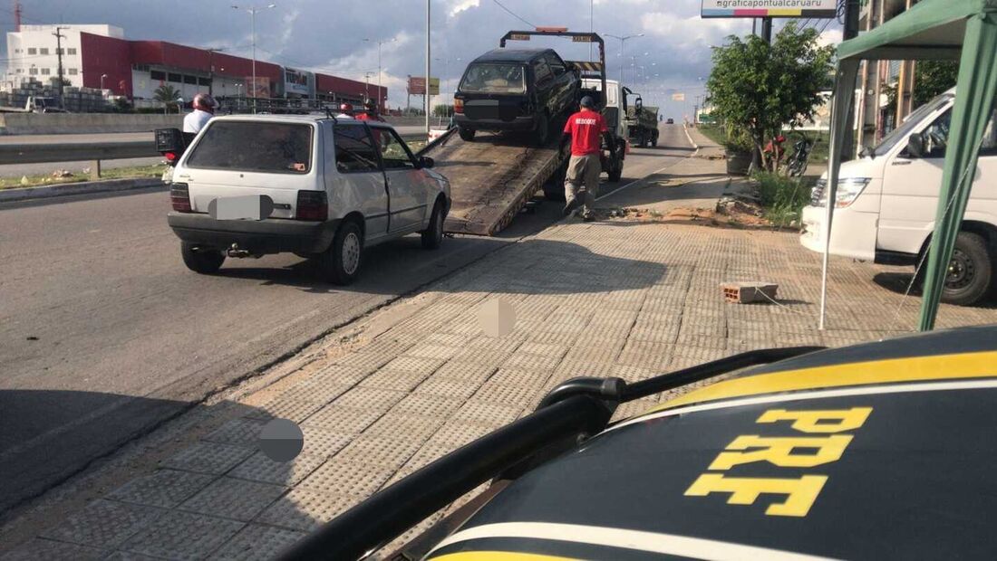 Veículos sendo apreendidos em Caruaru