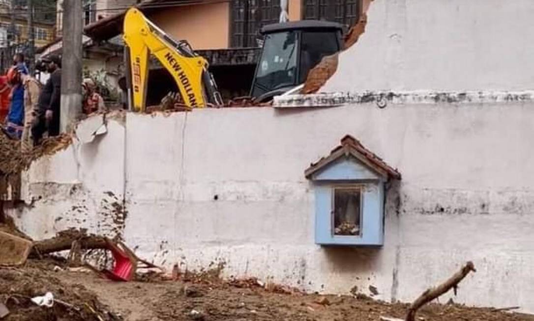 Imagem de Nossa Senhora das Graças, intacta após deslizamentos, vira símbolo de fé