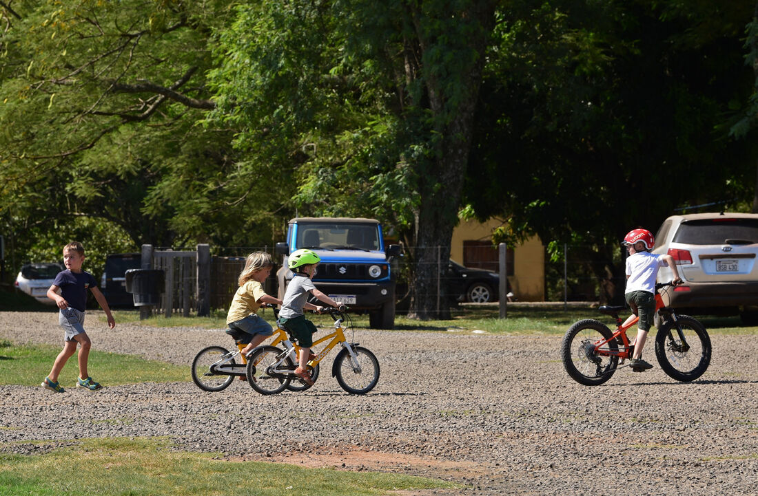 Crianças andam de bicicleta no condomínio "El Paraiso Verde" em Caazapa, Paraguai