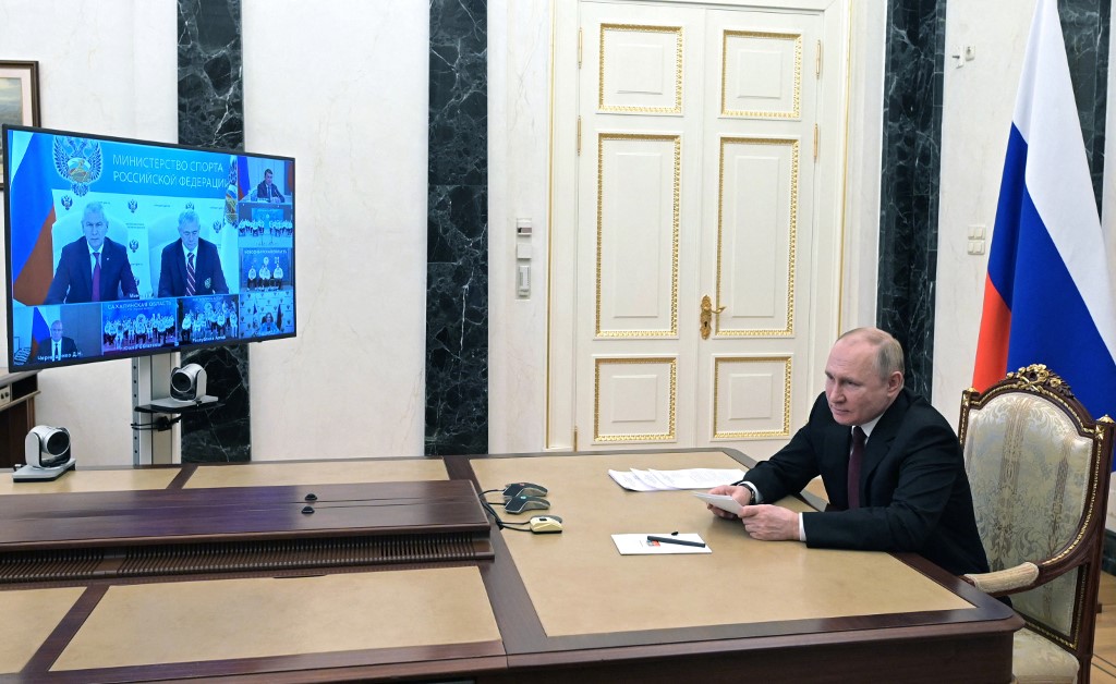 Presidente russo Vladimir Putin em encontro com membros do time olímpico do país