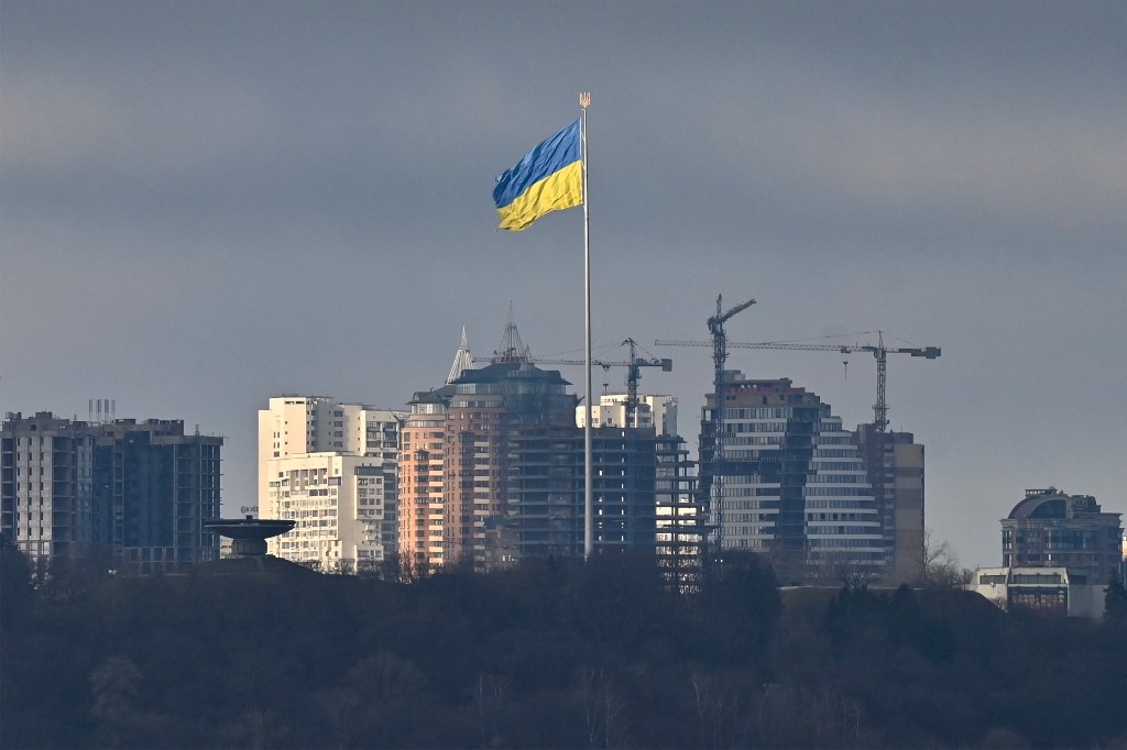 Bandeira da Ucrânia tremula em prédio da capital Kyiv