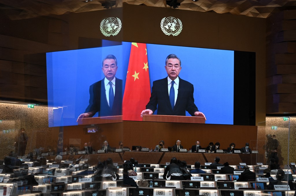 O ministro das Relações Exteriores da China, Wang Yi, aparece em uma tela enquanto faz um discurso remoto na abertura de uma sessão do Conselho de Direitos Humanos da ONU, após a invasão russa na Ucrânia, em Genebra, em 28 de fevereiro de 2022