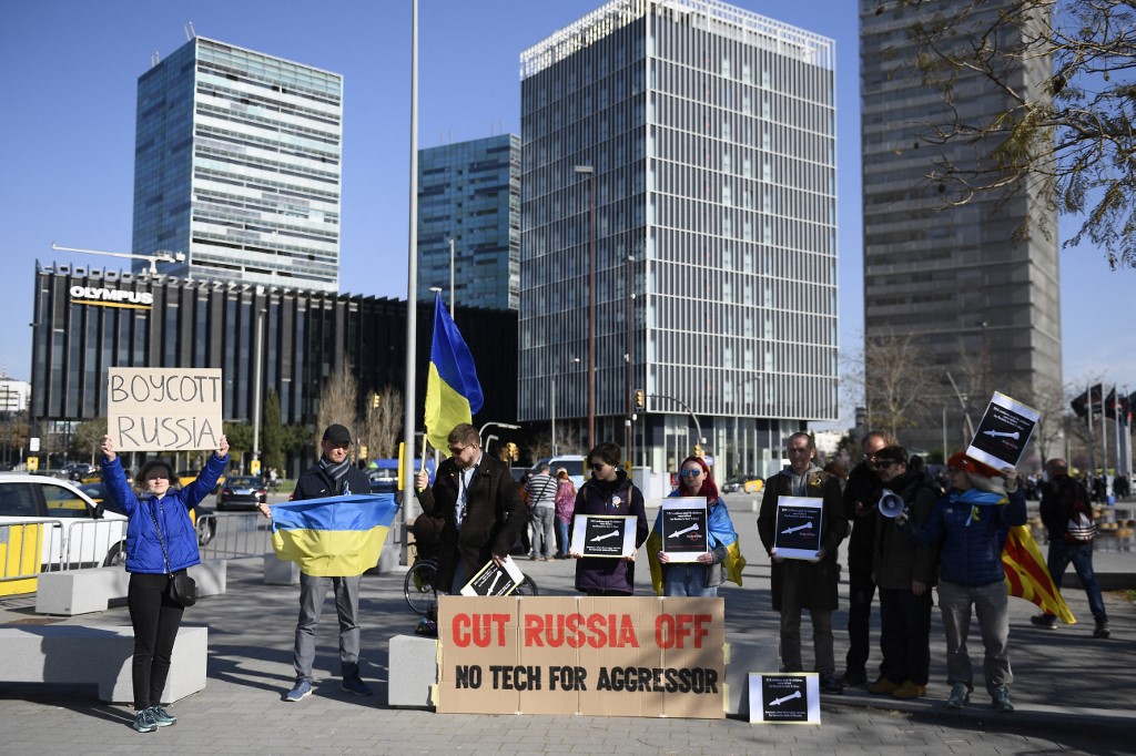 Manifestantes ucranianos e espanhois pediram que Rússia seja desconectada da rede mundial de computadores