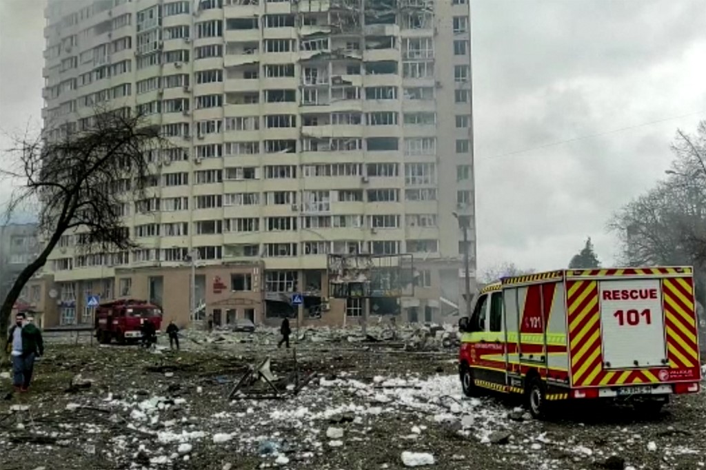 Esta captura feita a partir de um vídeo divulgado pelo Serviço de Emergência do Estado da Ucrânia, mostra um prédio de apartamentos danificado que foi atingido por bombardeios em Chernihiv em 3 de março de 2022