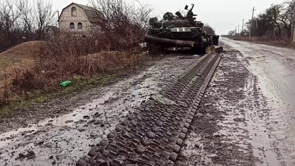 Tanque de guerra ucraniano destruído em Mariupol