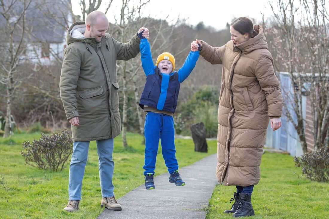 Leonid Shapova com os pais na Irlanda 