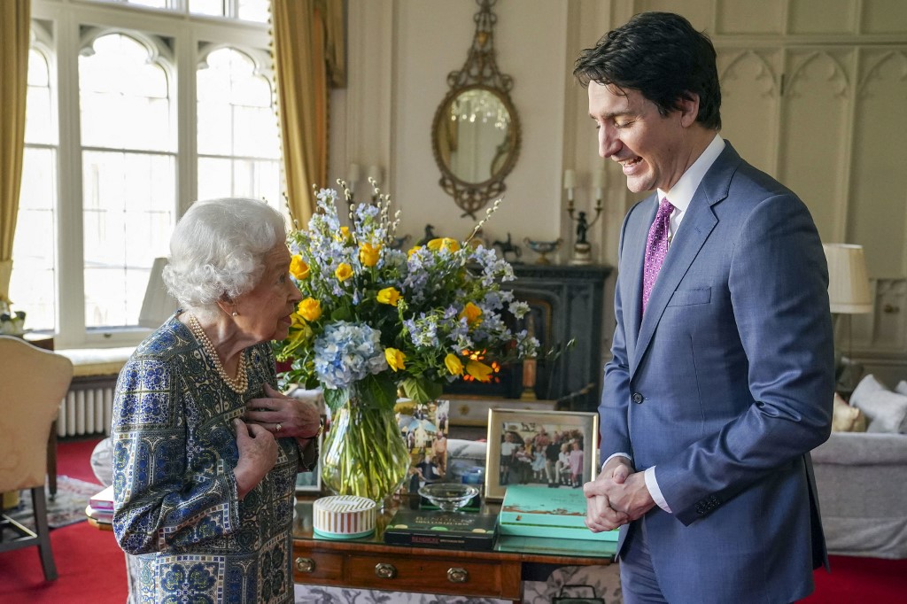 A rainha britânica Elizabeth II (esquerda) fala com o primeiro-ministro canadense Justin Trudeau durante uma audiência no Castelo de Windsor, Berkshire, em 7 de março de 2022